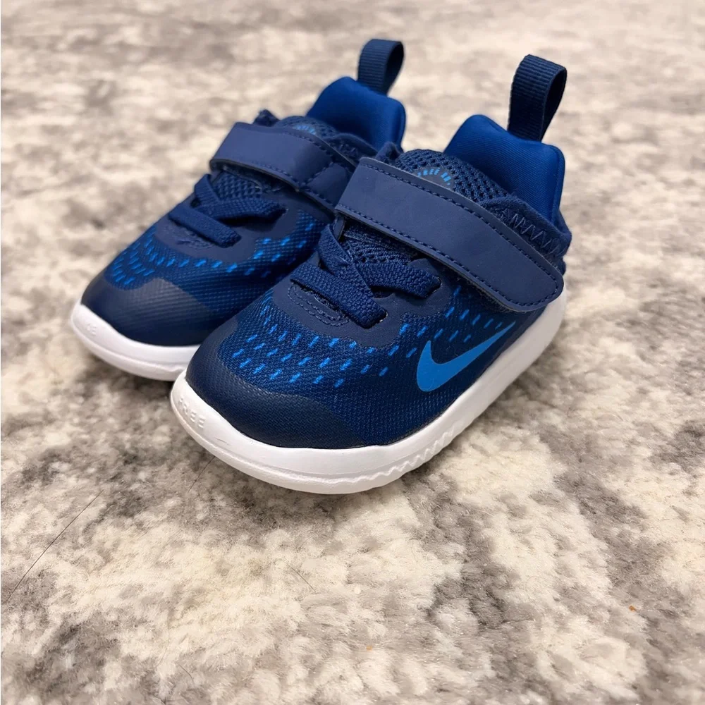 Nike Toddler Navy and Royal Blue Hook-and-Loop Sneakers